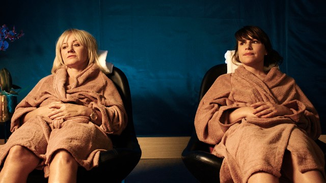 HEISATUR: Linn (Rudy Claes) og Ingeborg (Kathrine Thorborg Johansen) på spa i «Oslo - København». Foto: Norsk Filmdistribusjon