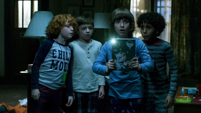 Zach (Gavin Maciver-Wright), Byron (Winslow Fegley), Oliver (Azhy Robertson) og Mateo (Jayden Marine) gjør en skummel oppdagelse i «Come Play». Foto: Jasper Savage/Amblin Partners/Focus Features