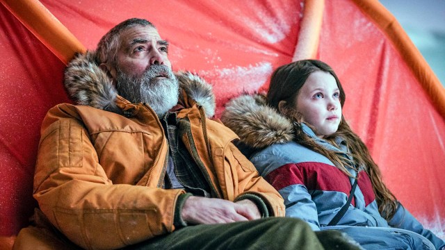 STRANDET I ISØDET: Augustine (George Clooney) og Iris (Caoilinn Springall) i «The Midnight Sky». Foto: Netflix