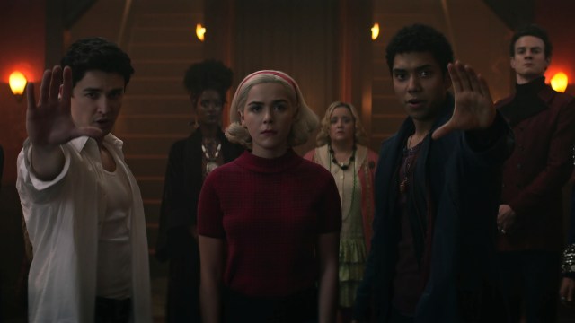 MÅ REDDE VERDEN: Nok en gang må Sabrina og vennene hennes redde verden fra dommedag. Her Gavin Leatherwood, Kiernan Shipka og Chance Perdomo som Nick, Sabrina og Ambrose i «The Chilling Adventures of Sabrina» S04. FOTO: Netflix.