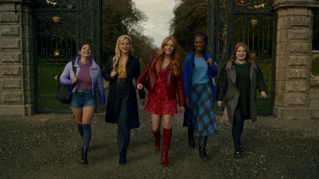 VENNINNER OG RIVALER: Det er både intriger og drama i college-eventyret «Fate: The Winx Saga». FOTO: Netflix.