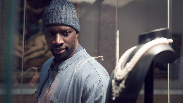 FRANSK MESTERTYV: Omar Sy storspiller som den snille og sjarmerende gentlemanstyven Assane Diop. Et svindlende geni som henter all sin inspirasjon fra bokhelten Arsène Lupin. FOTO: Netflix, Emmanuel Guimier