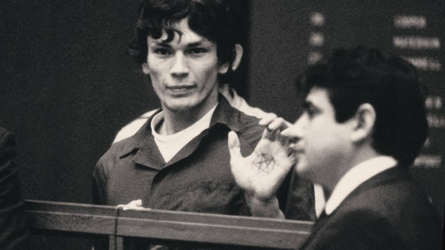 ET 80-TALLSMARERITT: Jakten på seriemorderen, voldtektsmannen og raneren Richard Ramirez er fokuset for «true crime»-serien  «Night Stalker». FOTO: Netflix