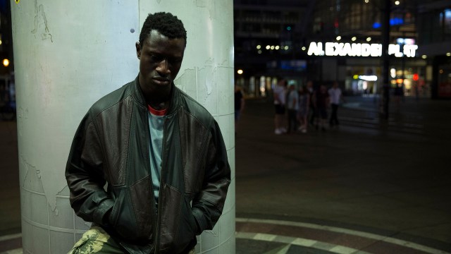 TUNG SKJEBNE: Welket Bungué imponerer i hovedrollen som migranten Francis i «Berlin Alexanderplatz». Foto: Norsk Filmdistribusjon / Frederic Batier / Sommerhaus Filmproduktion