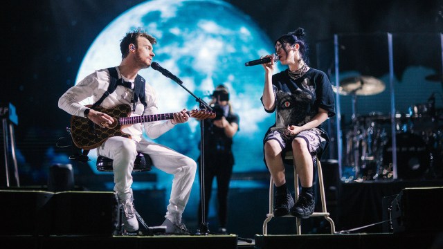 STJERNESØSKEN: Finneas og Billie på scenen i «Billie Eilish: The World’s a Little Blurry». Foto: Apple TV+