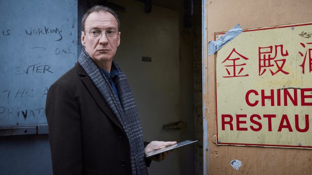 MATINSPEKTØR: Jim (David Thewlis) er en ivrig yrkesutøver i «Hedersgjesten». Foto: Manymore Films