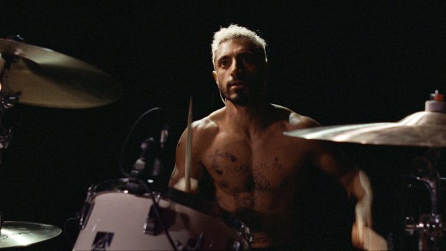 MESTERLIG: Riz Ahmed spiller en krevende hovedrolle i «Sound of Metal». Foto: Selmer Media