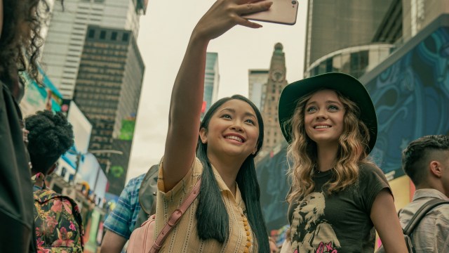 NEW YORK, I LOVE YOU: Lara Jean forelsker seg i New York i den siste filmen i «To All the Boys»-trilogien. FOTO: Netflix.