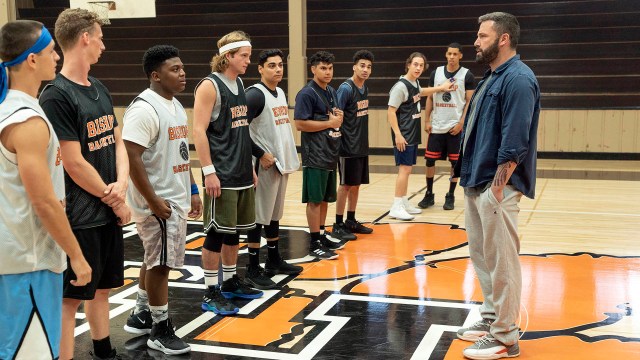 NY TRENER: Jack (Ben Affleck) møter spillerne på basketlaget i «The Way Back». Foto: HBO Nordic