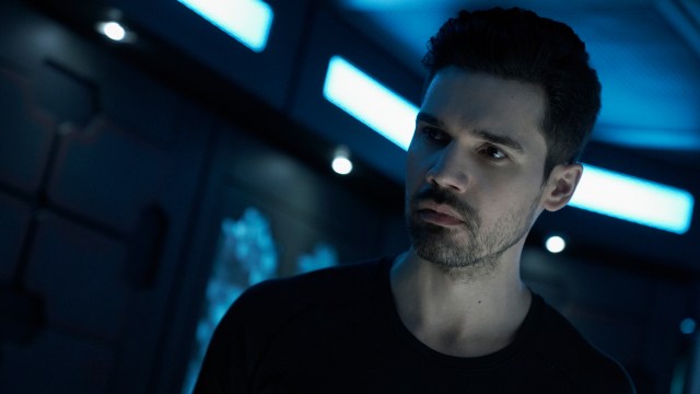 KAPTEIN: Steven Strait spiller James Holden, kapteinen for skipet Rocinante i «The Expanse». FOTO: Amazon Prime Video.