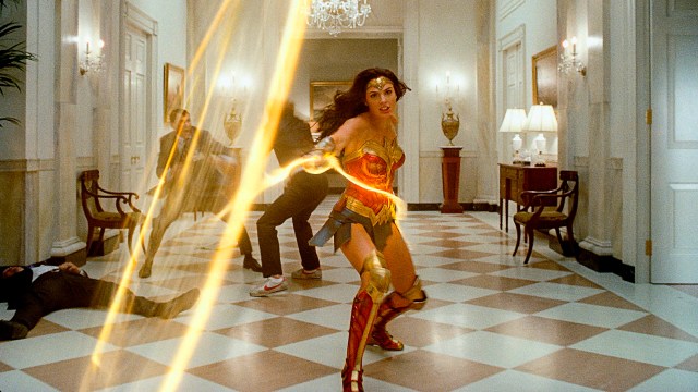SVINGER LASSOEN: Diana Prince (Gal Gadot) må redde verden fra griske krefter i «Wonder Woman 1984». Foto: Warner Bros. via AP