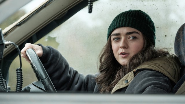 KJAPP I REPLIKKEN: Maisie Williams spiller Kim i actionkomedien «Two Weeks to Live». FOTO: Paramount+.