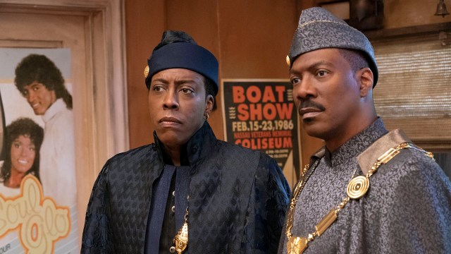 REISEKOMPISER: Semmi (Arsenio Hall) og Akeem (Eddie Murphy) må nok en gang dra fra Afrika til USA i «Coming 2 America». Foto: Quantrell D. Colbert/Paramount Pictures via AP