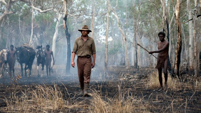 PÅ LETING: Politimannen Travis (Simon Baker) prøver å finne en etterlyst opprørsleder i «1919 High Ground». Foto: Manymore Films