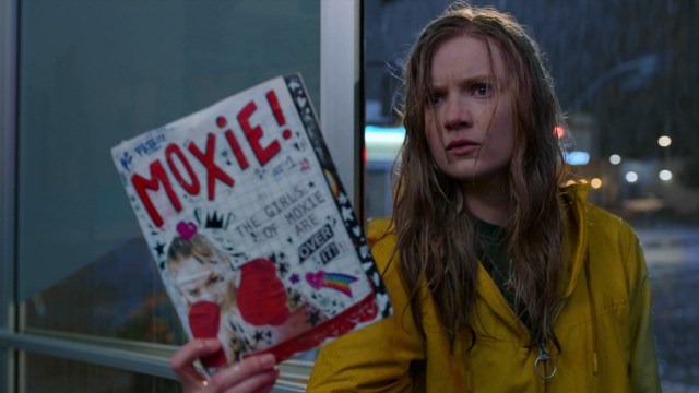 FEMINIST-FANZINE: Vivian maner jentene på skolen til opprør i «Moxie». FOTO: Netflix.