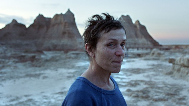 OMREISENDE: Fern (Frances McDormand)  ser seg om etter strøjobber i «Nomadland». Foto: Searchlight Pictures. © 2020 20th Century Studios All Rights Reserved