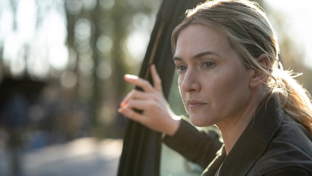 STERK HOVEDROLLE: Kate Winslet spiller glimrende som den slitne detektiven Mare Sheenan, som må løse en vanskelig drapssak i en amerikansk småby hvor alle kjenner alle. FOTO: HBO Nordic
