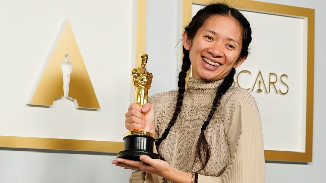 NATTENS STORE VINNER: Chloé Zhao vant Oscar for beste regi og beste film for «Nomadland». FOTO: Chris Pizzello/Pool/Reuters/NTB