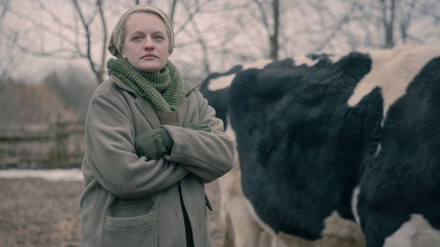 TILFLUKT: June søker tilflukt på en gård i «The Handmaid's Tale», sesong 4. FOTO: HBO Nordic.