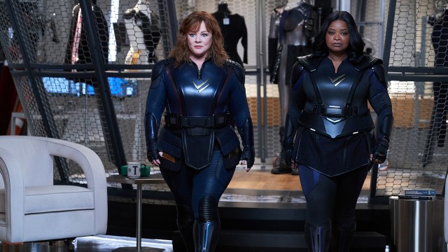 SELVSKAPTE SUPERHELTER: Lydia Berman (Melissa McCarthy) og Emily Stanton (Octavia Spencer) tar opp kampen mot sosiopater med superkrefter i «Thunder Force». FOTO: Netflix