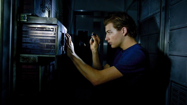 FARE OMBORD: Charlie (Tye Sheridan) gjør skummel oppdagelse i «Voyagers» Foto: © 2021 Lionsgate