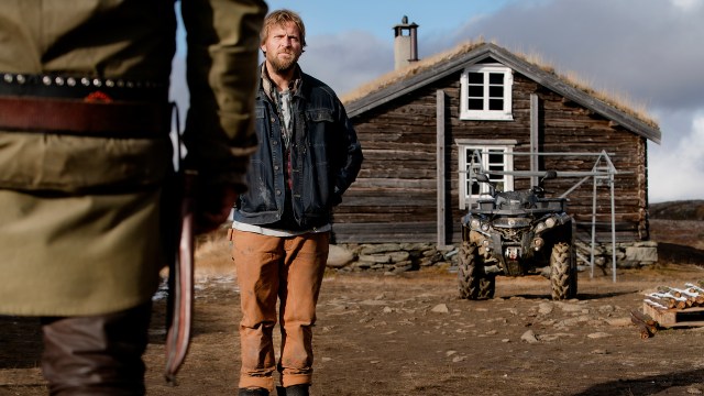 ENSOM SAUEBONDE: Tobias Santelmann spiller den alkoholiserte sauebonden Finn i «Velkommen til Utmark». FOTO: HBO Nordic.
