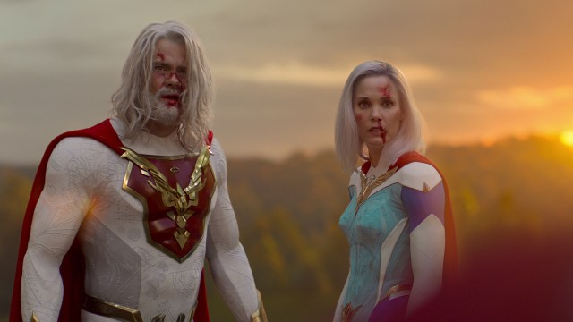 OVERLESSET SUPERHELTSERIE: «Jupiter's Legacy» blir en fullstappet lettvekter i superheltlandskapet. The Utopian (Josh Duhamel ) og Lady Liberty (Leslie Bibb) får ikke nok å jobbe med til å virkelig slå fra seg i den nye Netflix-serien. FOTO: Netflix