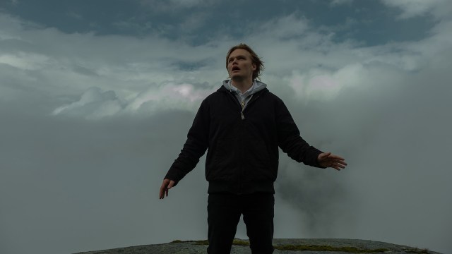 LYN OG TORDEN: Magne Seier (David Stakston) fortsetter sin tilblivelseshistorie som en reinkarnasjon av en viss hammersvingende norrøn gud i sesong 2 av «Ragnarok». FOTO: Christian Geisnaes/Netflix