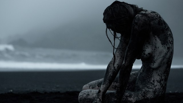 ESTETISK FORSEGGJORT: Aske, vær, landskap, kropper og poetisk symbolikk står sentralt i formspråket til den islandske Netflix-serien «Katla». FOTO: Lilja Jonsdottir/Netflix