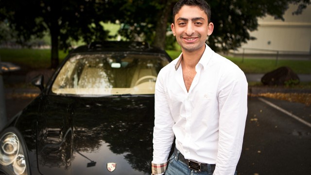 GRÜNDER: Waleed Ahmed poserte med en Porsche i forbindelse med «P3 Dokumentar» i 2012. Foto: Rashid Akrim/NRK