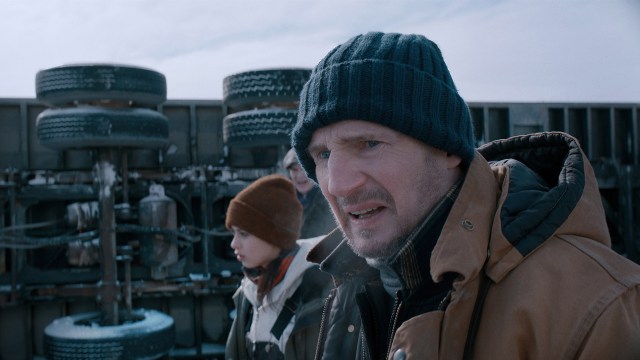 BARSKING MED FERDIGHETER: Liam Neeson spiller barsk og kunnskapsrik trailersjåfør i actionthrilleren «The Ice Road». FOTO: Nordisk Film Distribusjon