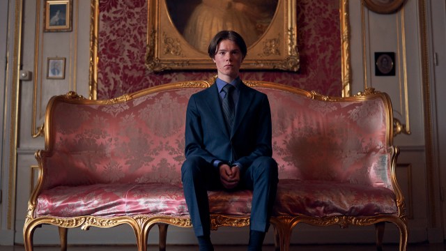 PLIKT ELLER KJÆRLIGHET: I serien «Young Royals» må prinsen av Sverige, spilt av Edvin Ryding, ta noen tøffe valg. FOTO: Netflix.