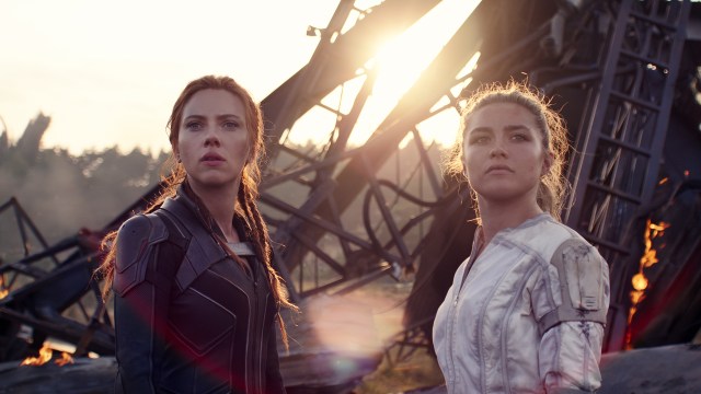 TO STERKE HOVEDROLLER: Scarlett Johansson og Florence Pugh har en umiddelbart fengende kjemi som to blad Black Widow i MCUs 24. superheltfilm «Black Widow».  FOTO: ©Marvel Studios 2020. All Rights Reserved