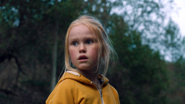 SPENNENDE UTTRYKK: Rakel Lenora Fløttum imponerer som 9 år gamle Ida i «De uskyldige». FOTO: Mer Filmdistribusjon