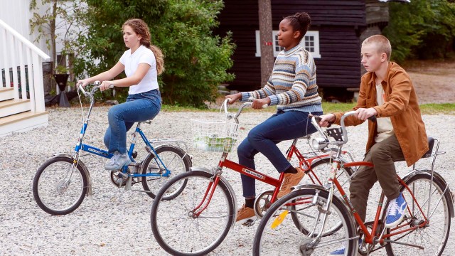 FRISKE BEKJENTSKAPER: Julia Mælumshagen Nymoen, Kenza Olympia Iteka og Felix Sollie spiller hovedrollene i «CLUE: Maltesergåten». Foto: Nordisk Film Distribusjon