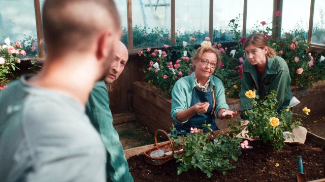 ARBEIDSHJELP: Eve (Catherine Frot) lærer opp Fred (Manel Foulgoc), Samir (Fatsah Bouyahmed) og Nadege (Marie Petiot) i «Duften av roser». Foto: Storytelling Media