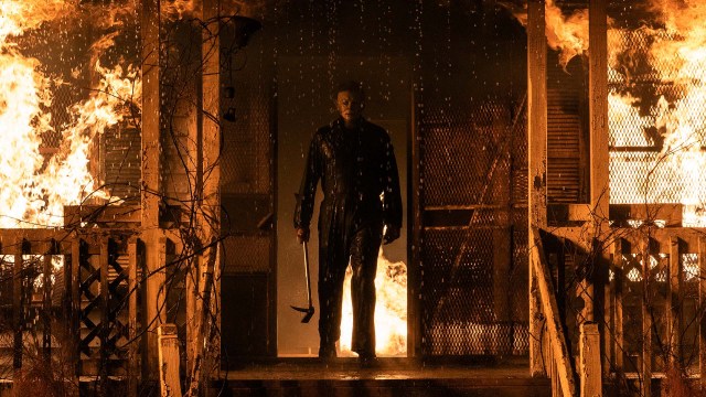TILBAKE IGJEN: Michael Myers fortsetter å myrde i «Halloween Kills». Foto: © Universal Studios. All Rights Reserved