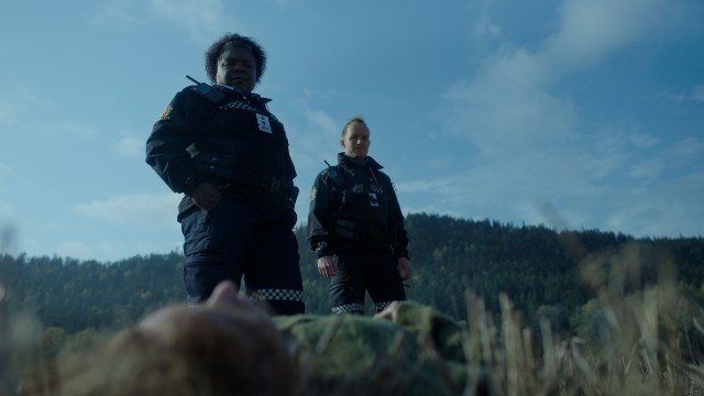 LIKFUNN I ÅKEREN: Rare ting begynner å skje på Skarnes når to politifolk (Kim Fairchild og André Sørum) finner en kvinne de tror er død. FOTO: Netflix.