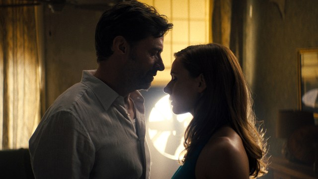 FARLIG KJÆRLIGHET: Nick (Hugh Jackman) blir betatt av Mae (Rebecca Ferguson) i «Reminiscence». Foto: SF Studios / Warner Bros.