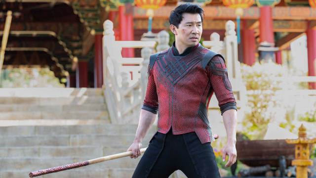 TÅLER BÅDE HUMOR OG ALVOR: Shang-Chi (Simu Liu) er et friskt og helstøpt tilskudd til Marvel Cinematic Universes helterekke.  FOTO: ©Marvel Studios 2021. All Rights Reserved.