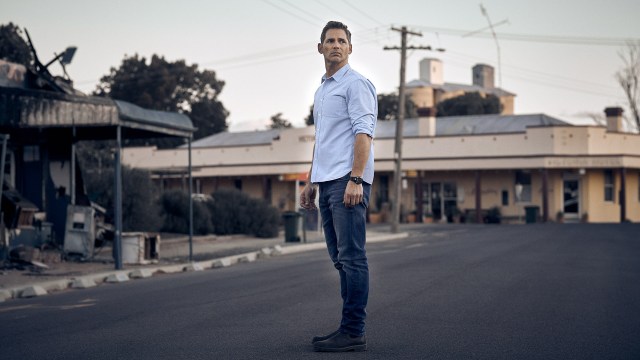 TILBAKE: Politimannen Aaron (Eric Bana) kommer hjem for første gang på 20 år i «The Dry». Foto: Selmer Media