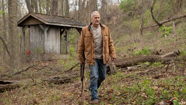 TRÅKKER IKKE FEIL: Jeff Daniels er som vanlig solid på skjermen. Denne gangen som godhjertet sheriff som må hanskes med en vrien etterforskning. FOTO: Paramount+