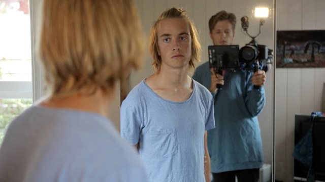 SUICIDAL: Petter deler sine mørke tanker mens Sverre filmer i «Nattebarn». Foto: Indie Film AS