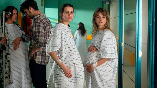 VORDENDE: Milena Smit og Penelope Cruz spiller fødende kvinner i Pedro Almodóvars «Parallelle mødre». Foto: Ymer Media