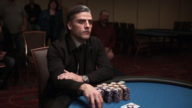 GAMBLER: William Tell (Oscar Isaac) leser kort i Blackjack i «The Card Counter». Foto: ©2021 Focus Features, LLC