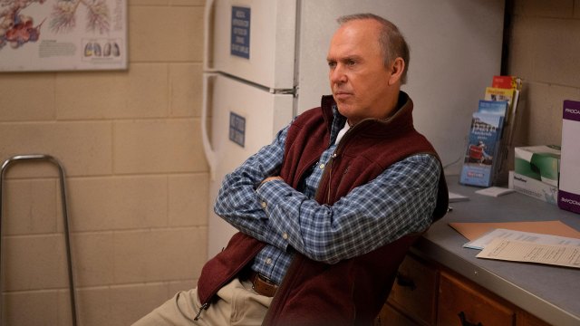 DOPESICK: Michael Keaton spiller legen i en gruveby i Virginia, der flere arbeidere blir avhengig av det nye legemiddelet OxyContin. FOTO: Disney+.