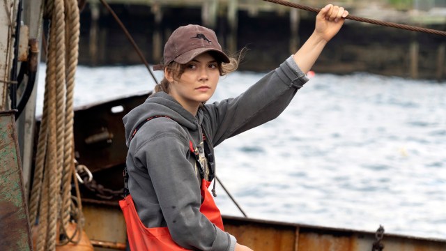 FISKER: Ruby (Emilia Jones) jobber på familiens fiskebåt hver morgen i «CODA». Foto: Nordisk Film Distribusjon