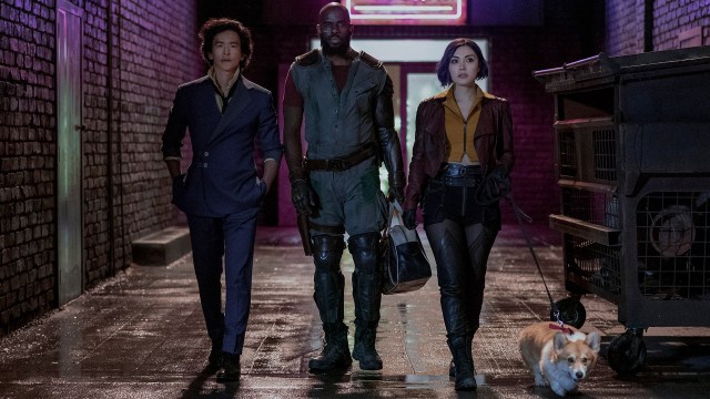 BEBOP-MANNSKAPET: Vi følger dusørjegerne Spike Spiegel (John Cho), Jet Black (Mustafa Shakir), Faye Valentine (Daniella Pineda) og hunden Ein  på eventyr i nyinnspillingen av «Cowboy Bebop». FOTO: Geoffrey Short, Netflix