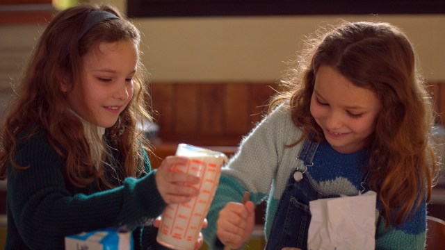 TVILLINGER: Joséphine og Gabrielle Sanz spiller godt i «Lille mamma». Foto: Arthaus