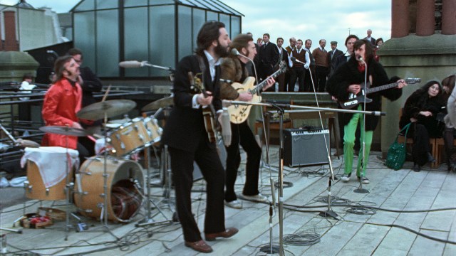 LEGENDARISK: The Beatles spiller sin aller siste konsert i «The Beatles: Get Back». Foto: Courtesy of Apple Corps Ltd.